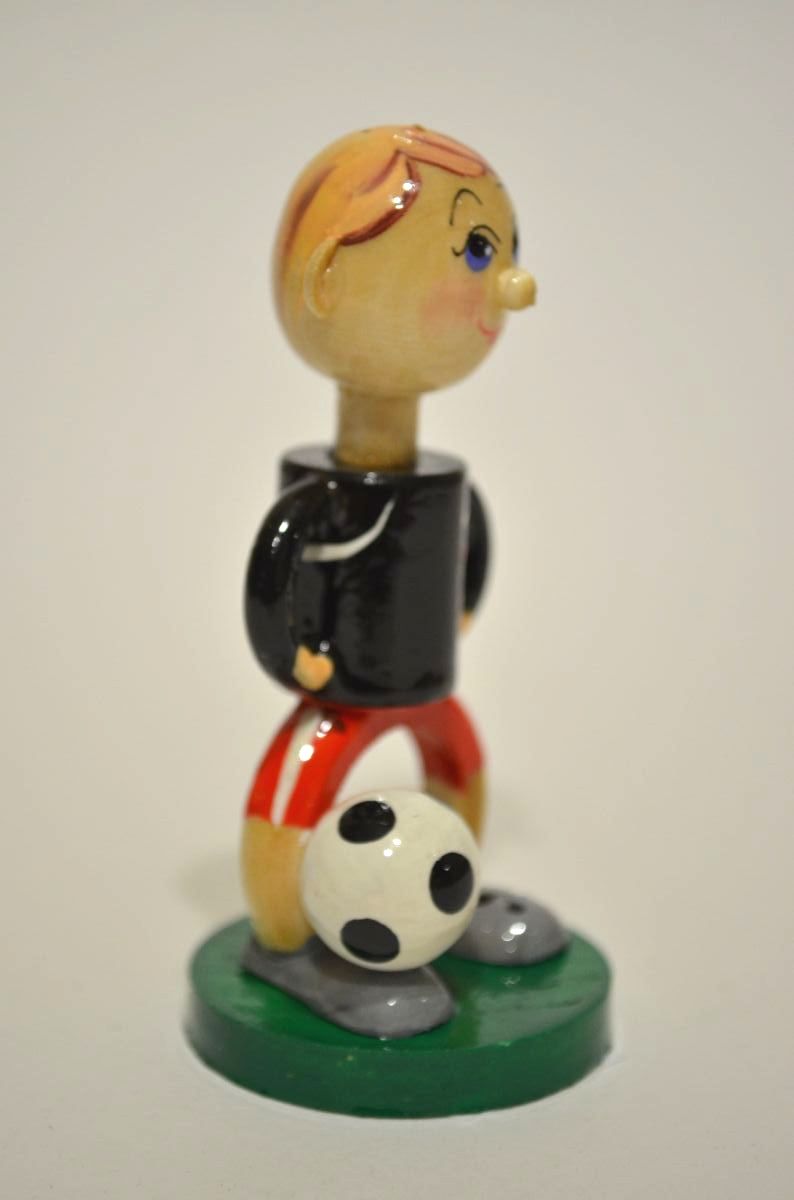 Игрушка деревянная "Футболист"
